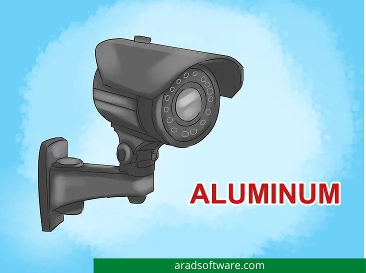 محفظه های دوربین معمولاً از آلومینیوم یا اخیراً از ترموپلاستیک های مخصوص بسیار مقاوم ساخته می شوند.